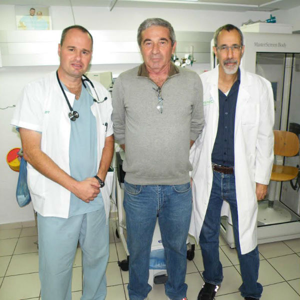 ד"ר אדיר מימין וד"ר אברמוביץ עם המטופל משה רוזנברג