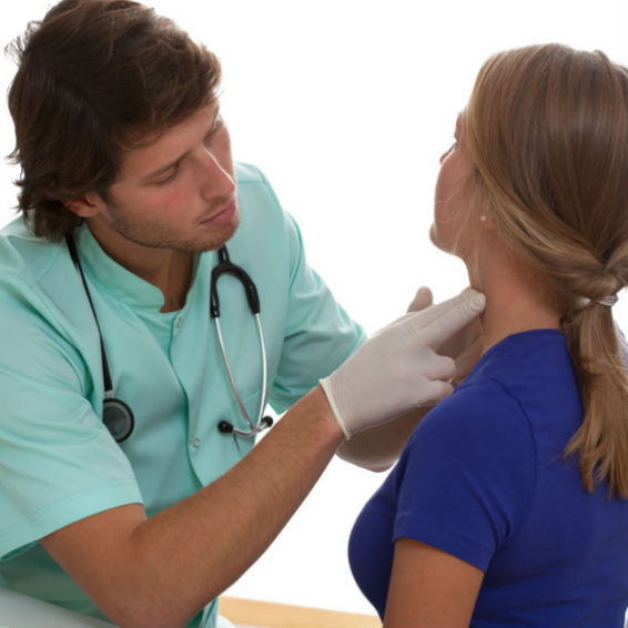 רופא בבדיקת בלוטת התריס - אילוסטרציה