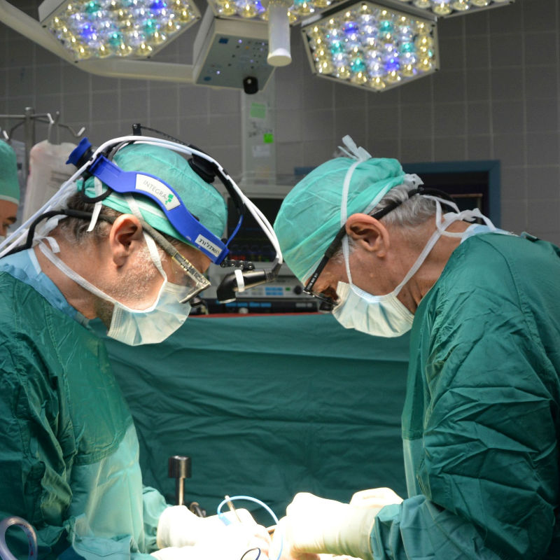דוקטור אביתר נשר ופרופסור איתן מור במהלך הניתוח