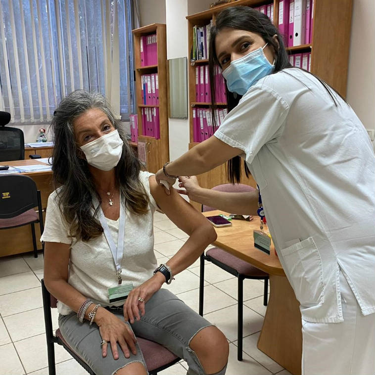 המנהלת האדמיניסטרטיבית מרת סיגל זומר מקבלת חיסון כנגד שפעת