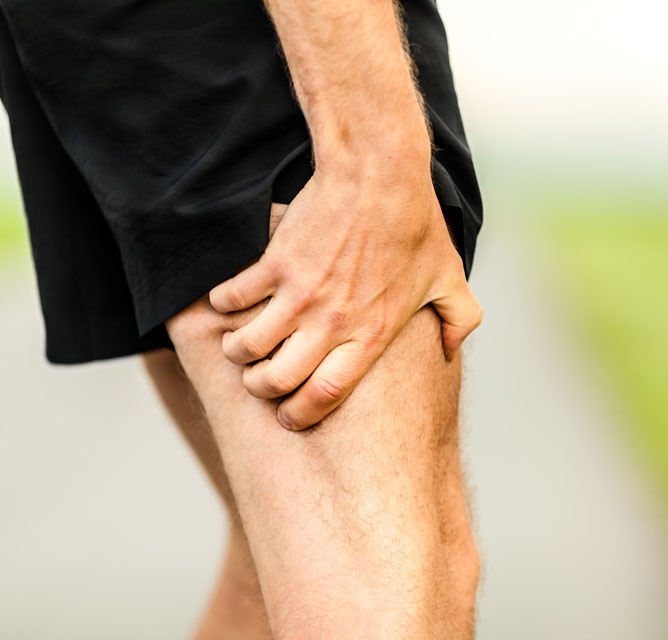 מתיחת שרירים בירך האחורית