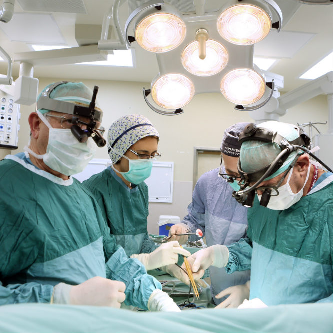 ניתוח על ידי צוות בית החולים