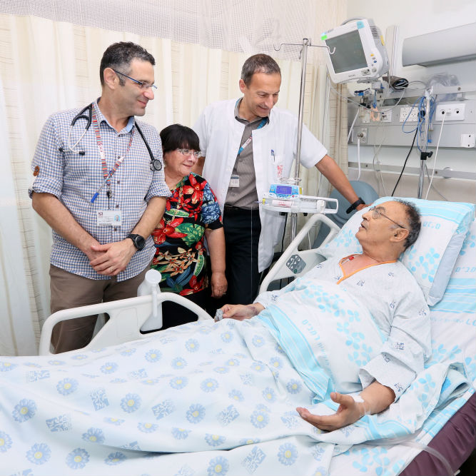 פרופסור משנה גיל בולוטין ודוקטור ארתור קרנר, עם שלום כהן ורעייתו.