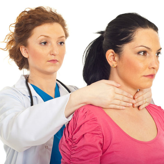 אנדוקרינולוגית במהלך בדיקת בלוטת התריס