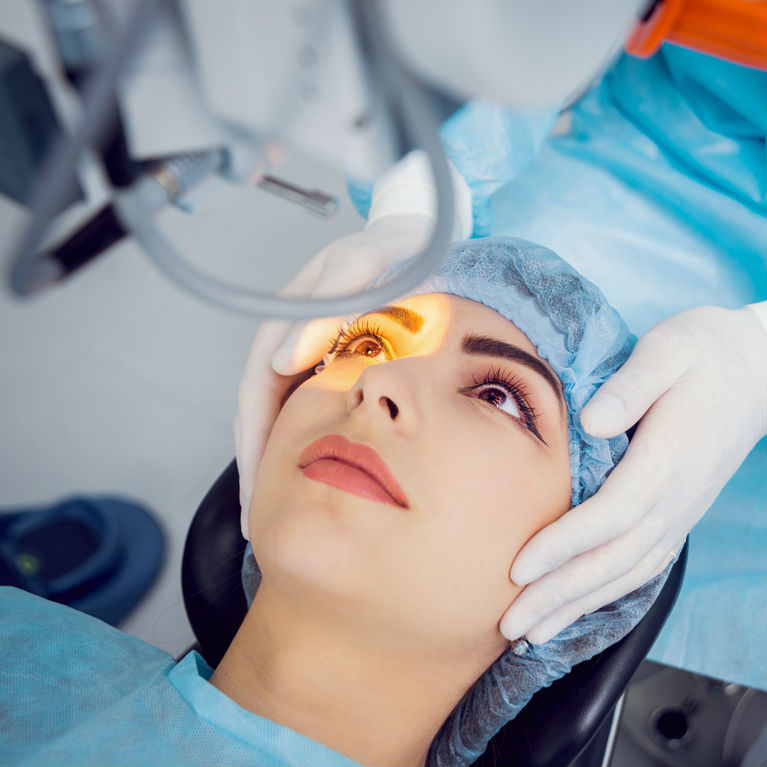 אישה בניתוח קטרקט