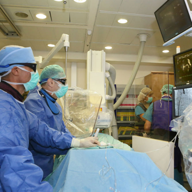 הצוות מבצע את הצנתור הראשון בישראל לטיפול בדליפה במסתם המיטרלי באמצעות טבעת