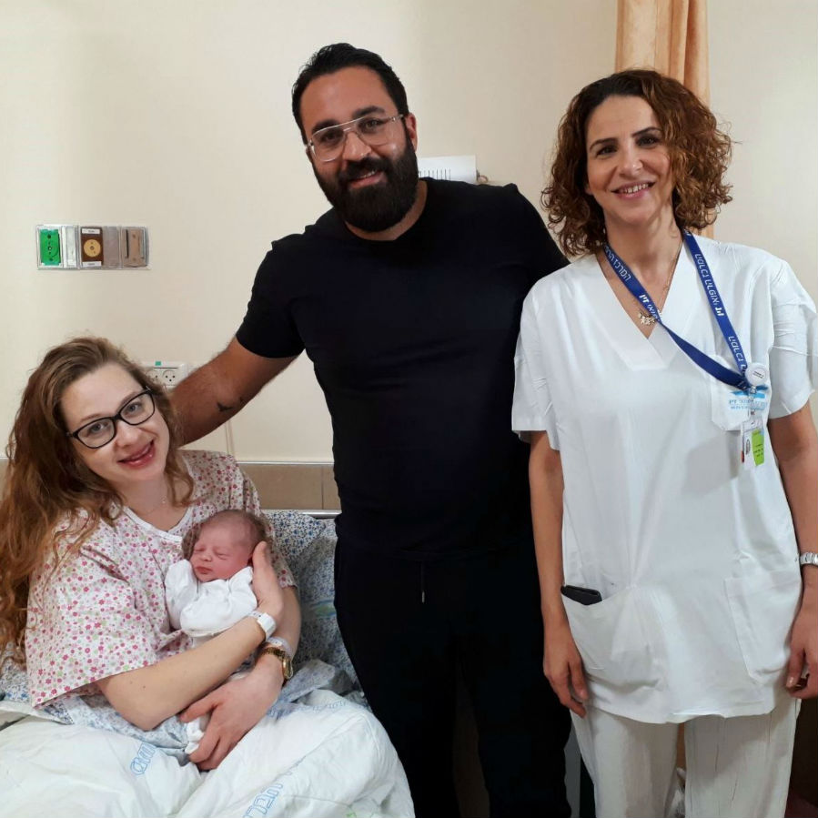 קרן חטיאל אחות אחראית במחלקת יילודים, עם בני הזוג אולגה וזיו אהרפי והתינוקת המקסימה