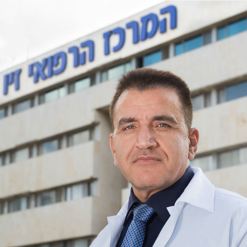 דוקטור סלמאן זרקא על רקע בית החולים זיו