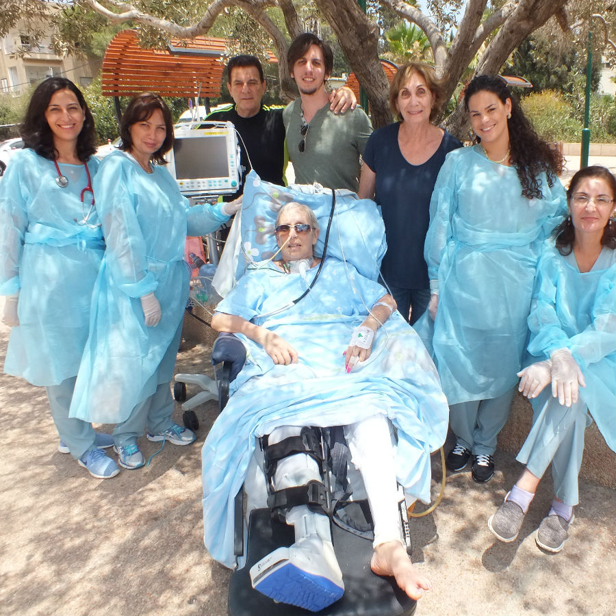 אתי ובני משפחתה והצוות הרפואי השבוע בכרמל