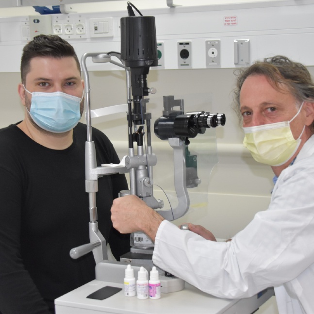 ד"ר מיכאל היימס ועמרו בבדיקה במחלקת העיניים בכרמל