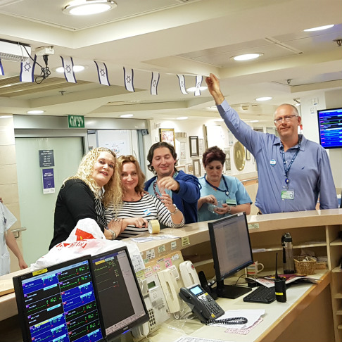 תולים את דגלי החג בבית החולים כרמל
