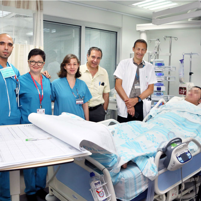 הנער ומשמאלו פרופסור משנה גיל בולוטין, דוקטור צבי אדלר וצוות הסיעוד במחלקת ניתוחי לב ברמבם