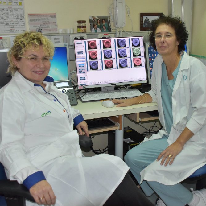 יושבות ליד האמבריוסקופ - פרופ' דירנפלד ד"ר שירלי להב