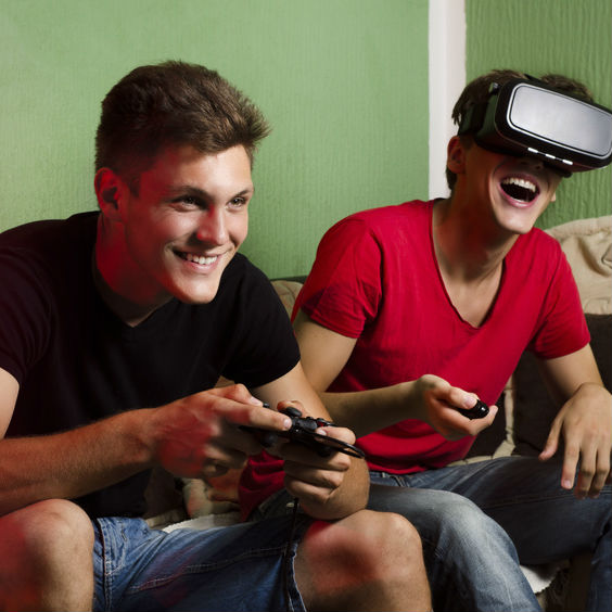 אחים משחקים ביחד