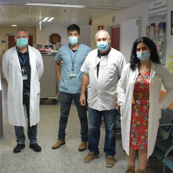 פרופ' ירון הר שי, ד"ר מרים סגל וצוות רופאי המחלקה במרכז הרפואי "כרמל"