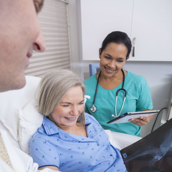 אורתופד מראה למטופלת צילומי רנטגן - אילוסטרציה