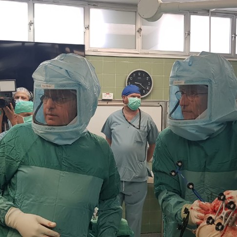 ד"ר ברנפלד עם אנשי הצוות בחדר הניתוח