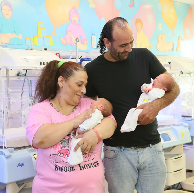 ג'וסלין וג'מאל אבו-אל-הווא יחד עם התאומים מחמוד ועיסא