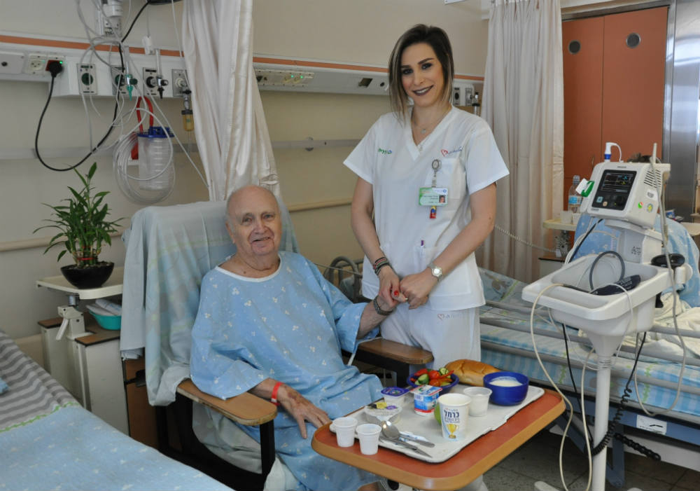 אחות ומטופל במחלקה הפנימית בכרמל